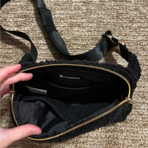Lululemon Sherpa Belt Bag - Picture 2 of 3